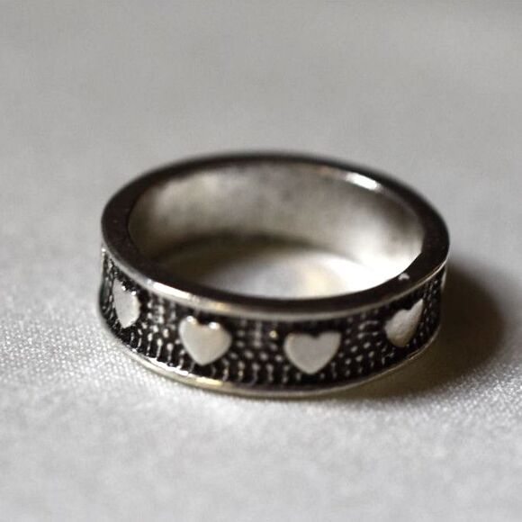 Old School Ring Of Hearts Silver Tone Metal Band Size 6 Casual Trendy Ring - Picture 2 of 2